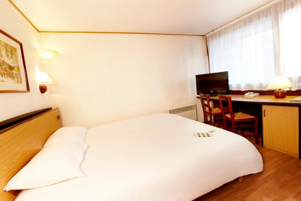 Campanile Hotel Mayenne Habitación foto