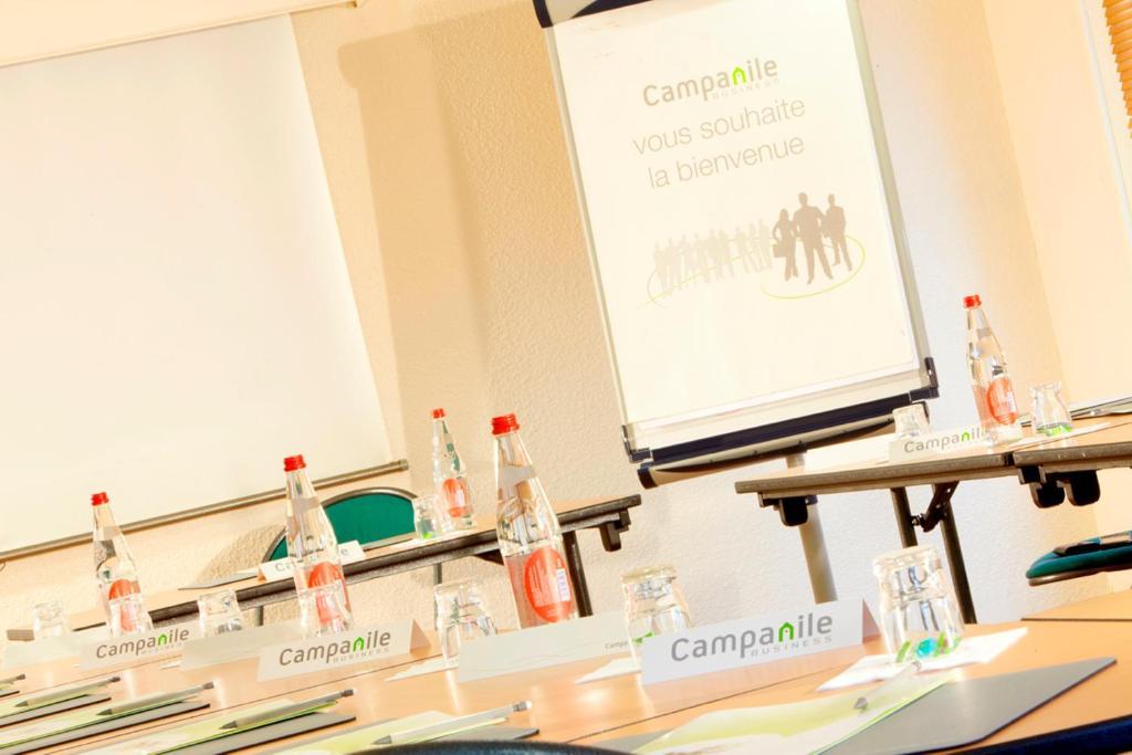 Campanile Hotel Mayenne Negocio foto