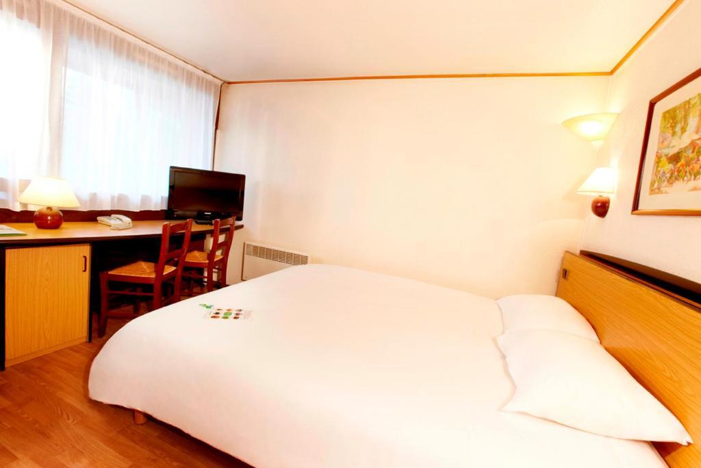 Campanile Hotel Mayenne Habitación foto