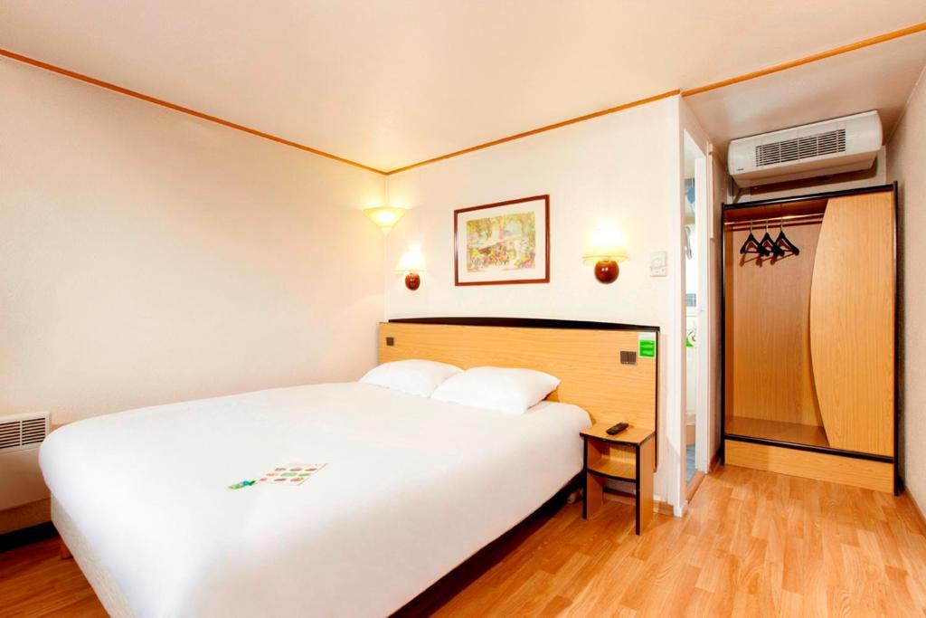 Campanile Hotel Mayenne Habitación foto