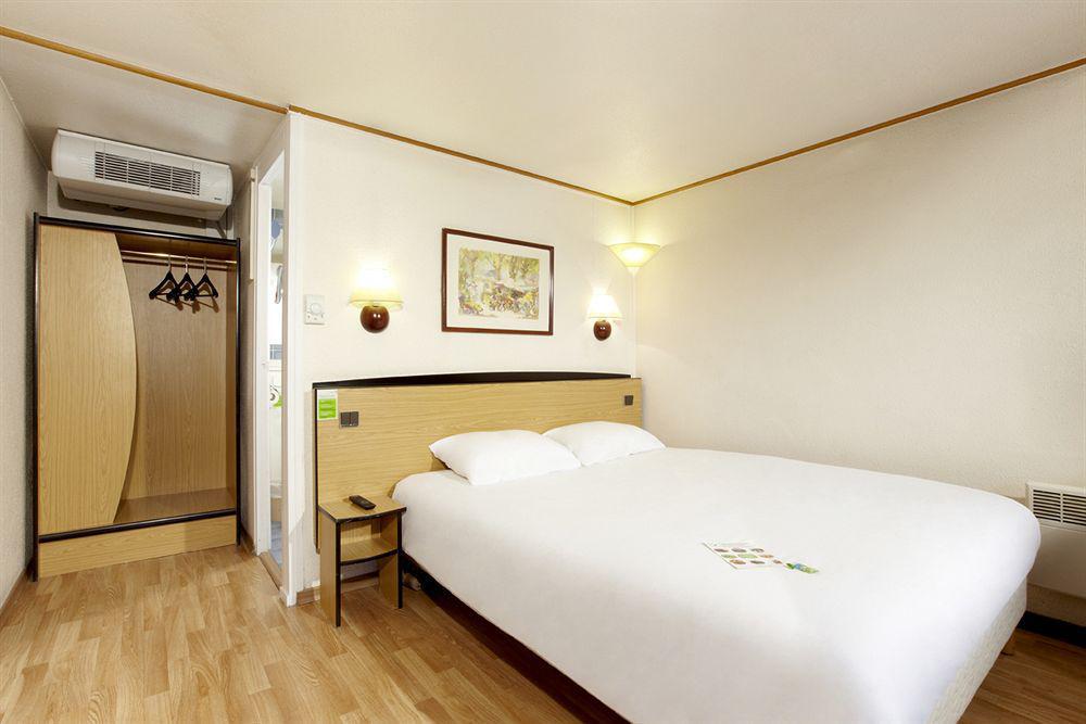 Campanile Hotel Mayenne Habitación foto