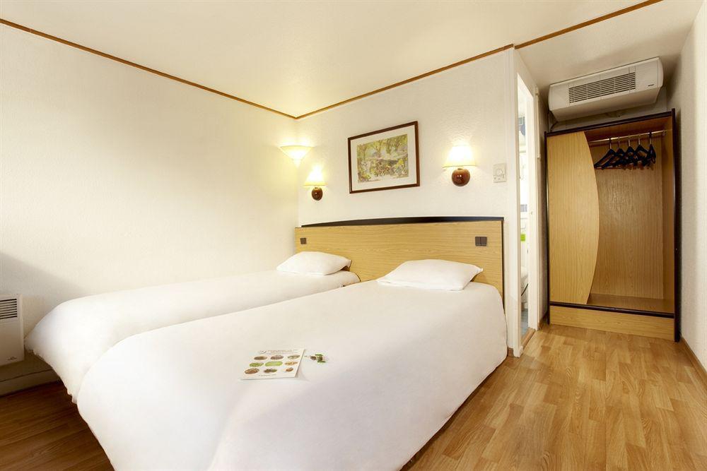 Campanile Hotel Mayenne Habitación foto